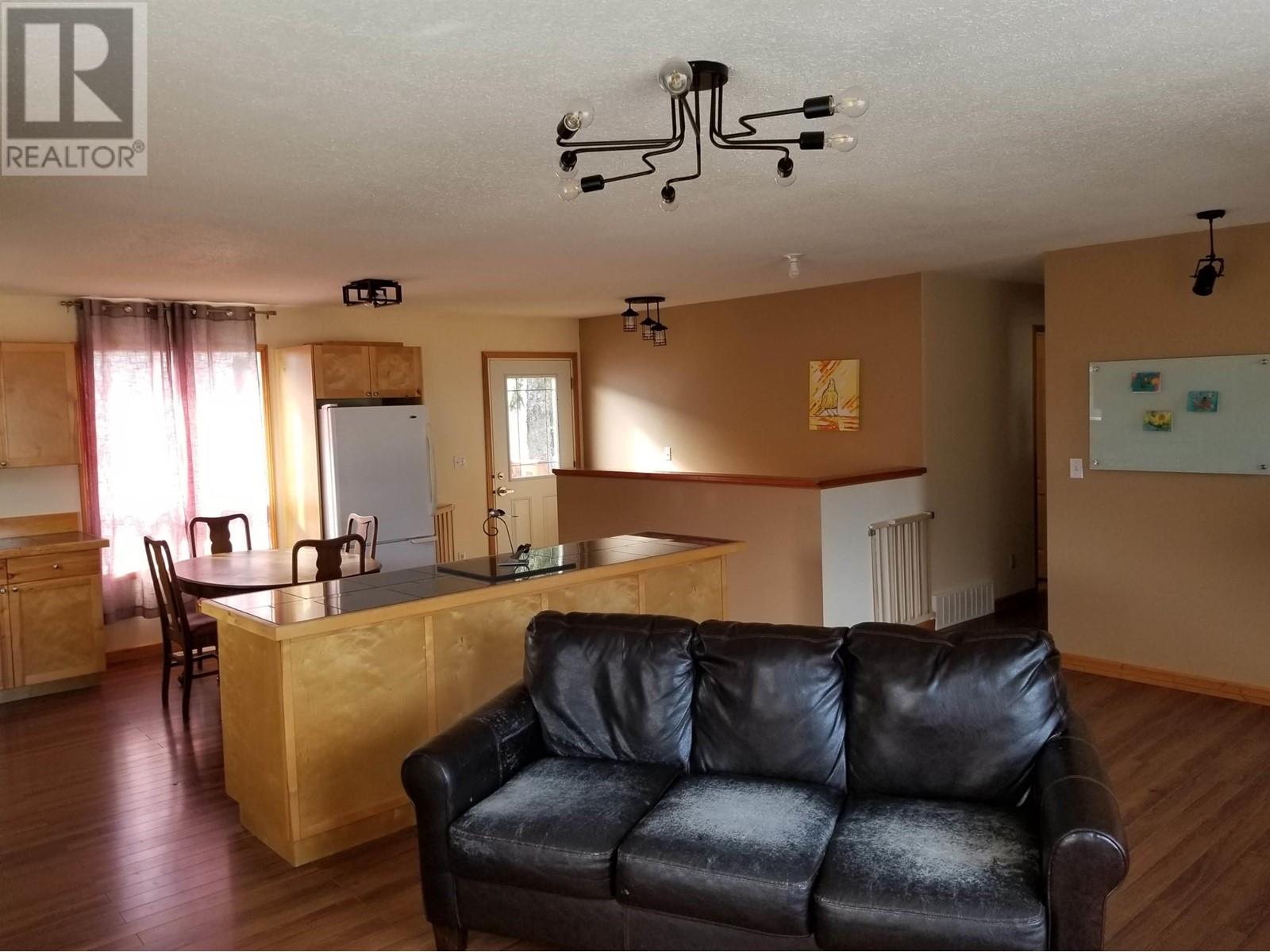 Photo 3 of 806 4th Avenue, Mcbride BC