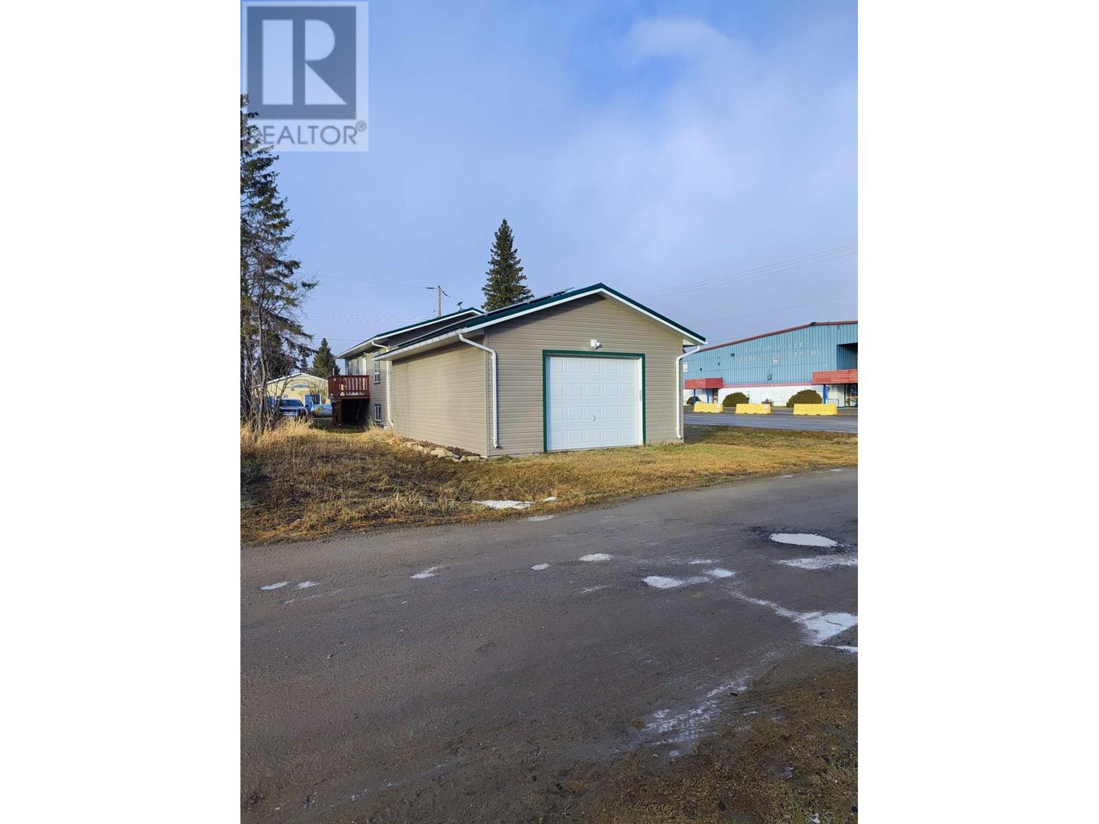 Photo 13 of 806 4th Avenue, Mcbride BC