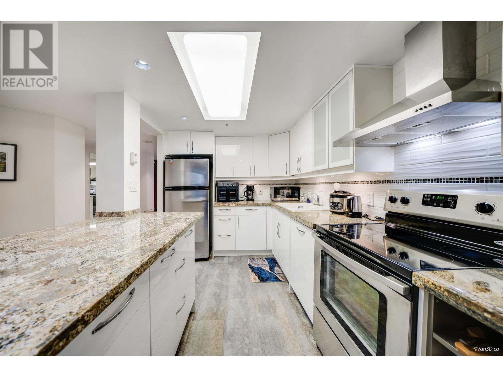 Photo 3 of 701 1050 Burrard Street, Vancouver BC
