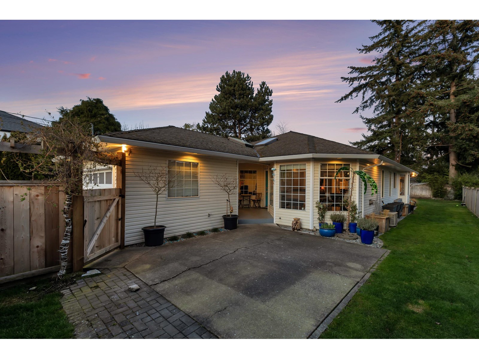 1530 CORY ROAD, White Rock real estate listing R2974728