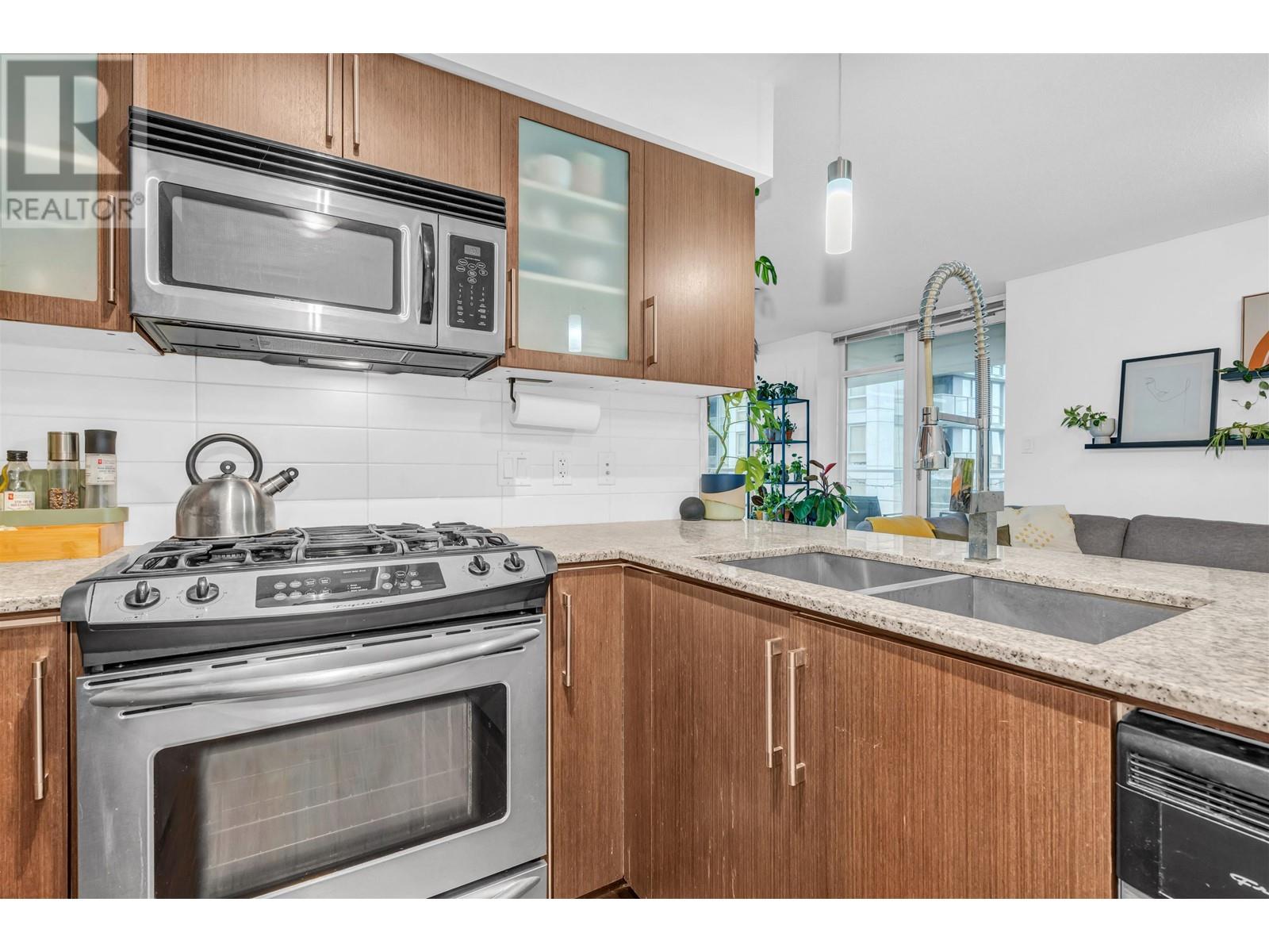 Photo 4 of 905 8068 Westminster Highway, Richmond BC