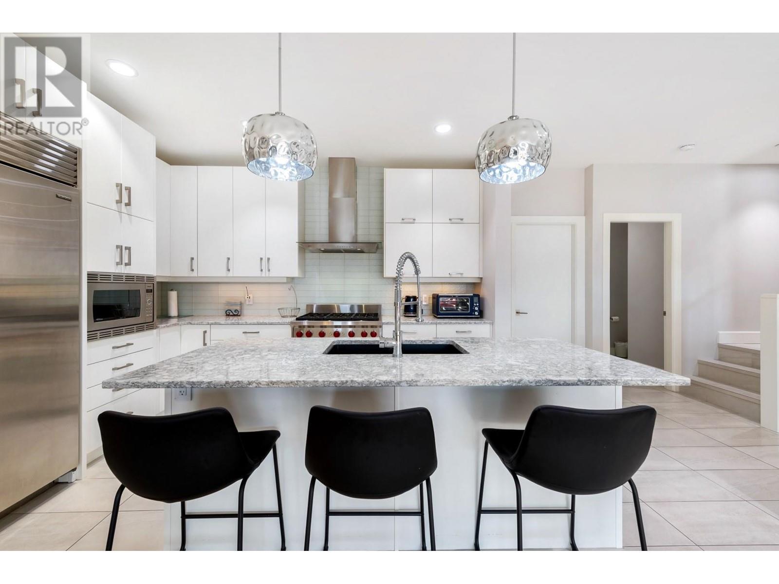 4 3756 Lakeshore Road, Kelowna