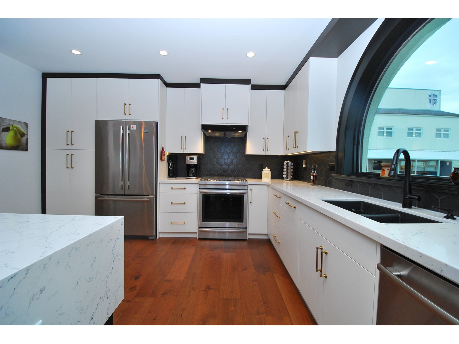 101 15219 ROYAL AVENUE, White Rock real estate listing R2962307