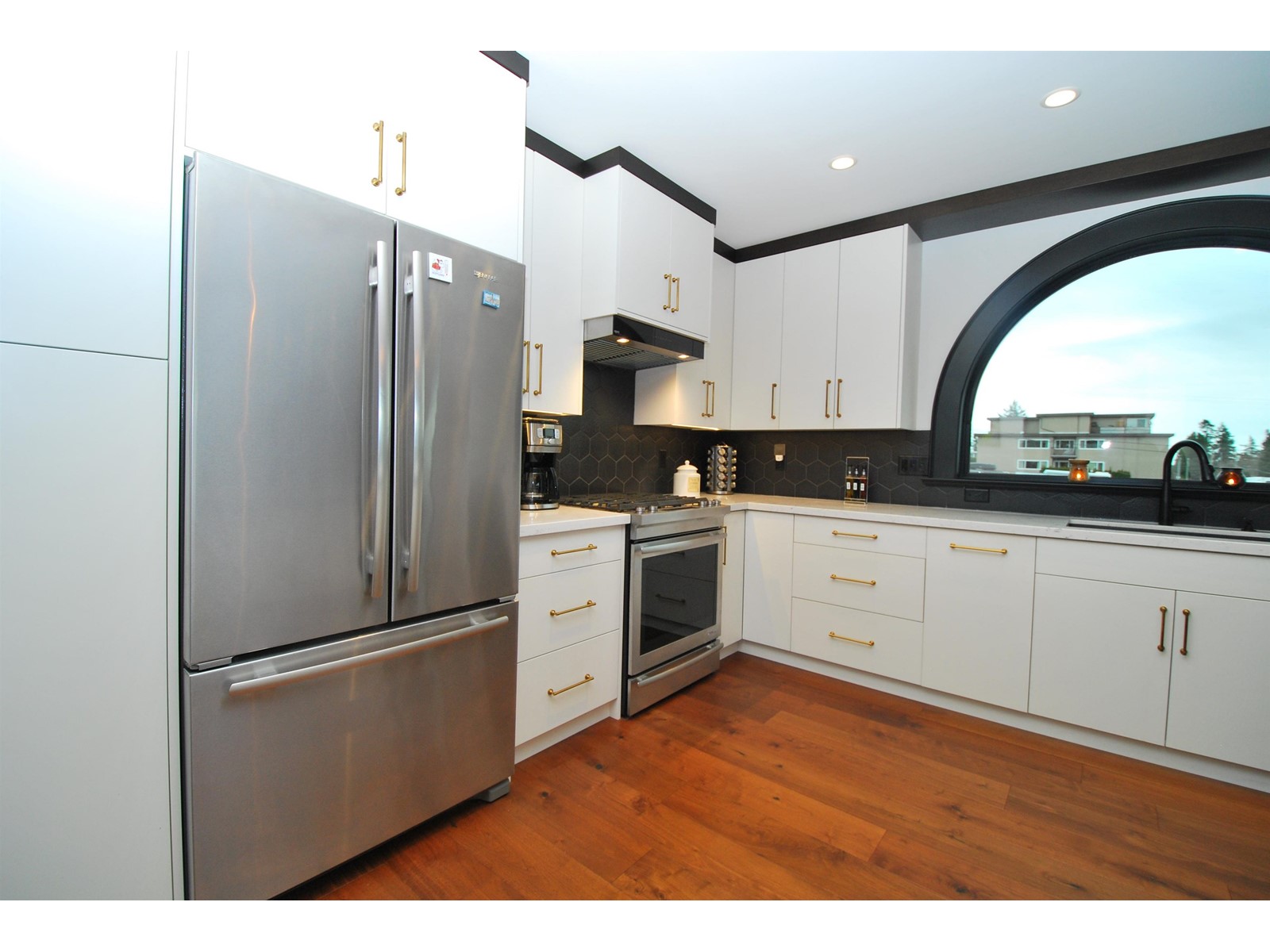 101 15219 ROYAL AVENUE, White Rock real estate listing R2962307