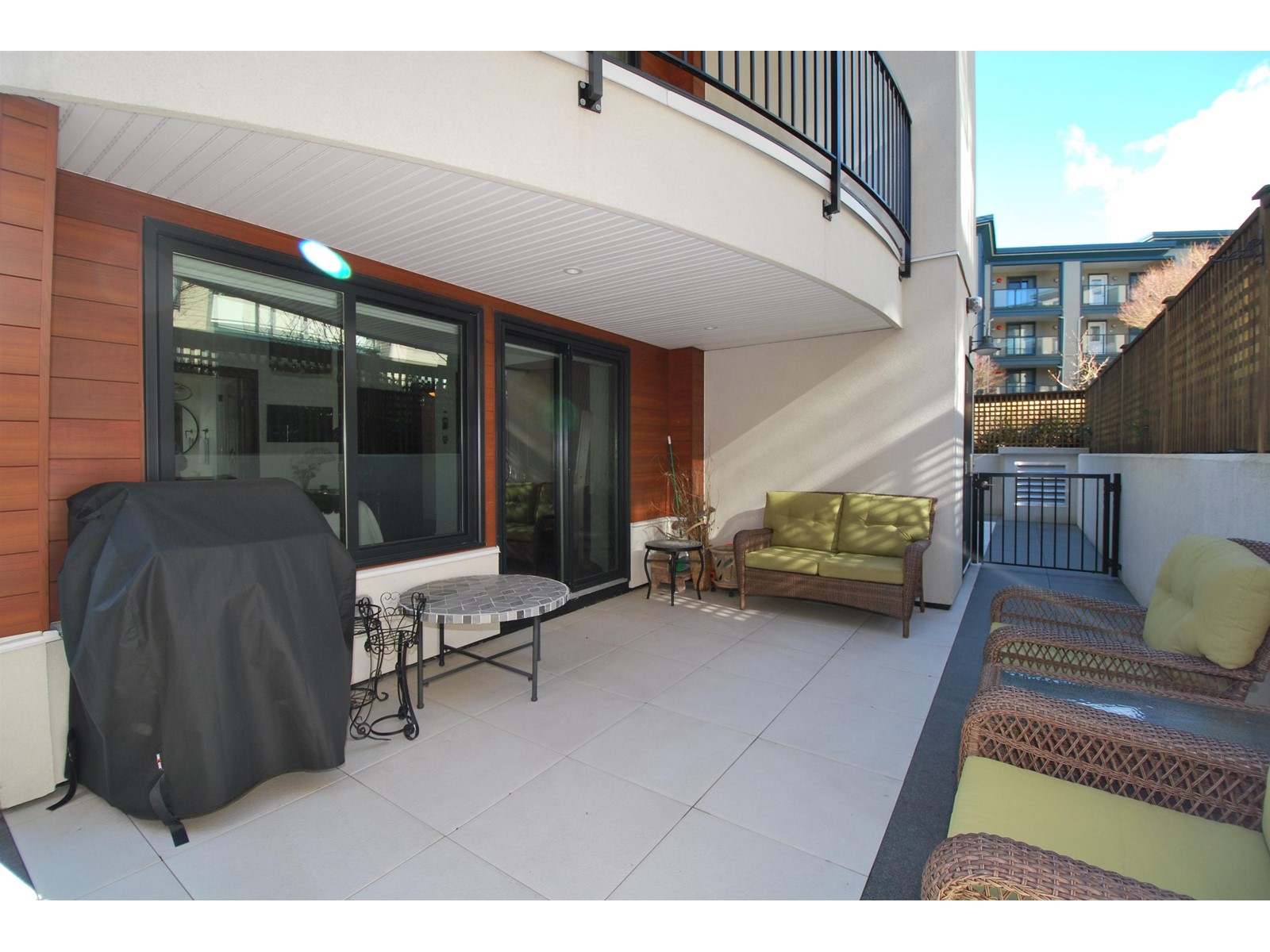 101 15219 ROYAL AVENUE, White Rock real estate listing R2962307