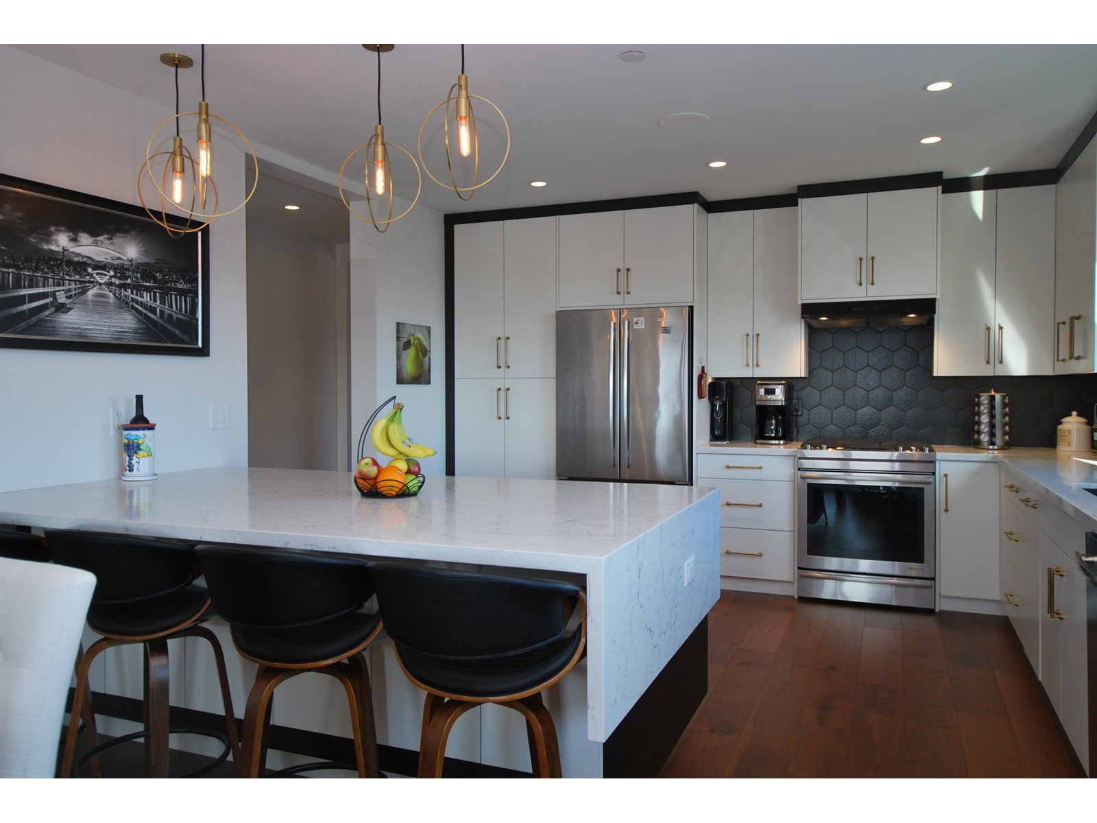 101 15219 ROYAL AVENUE, White Rock real estate listing R2962307