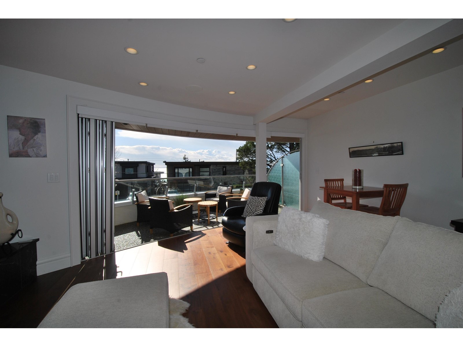 101 15219 ROYAL AVENUE, White Rock real estate listing R2962307