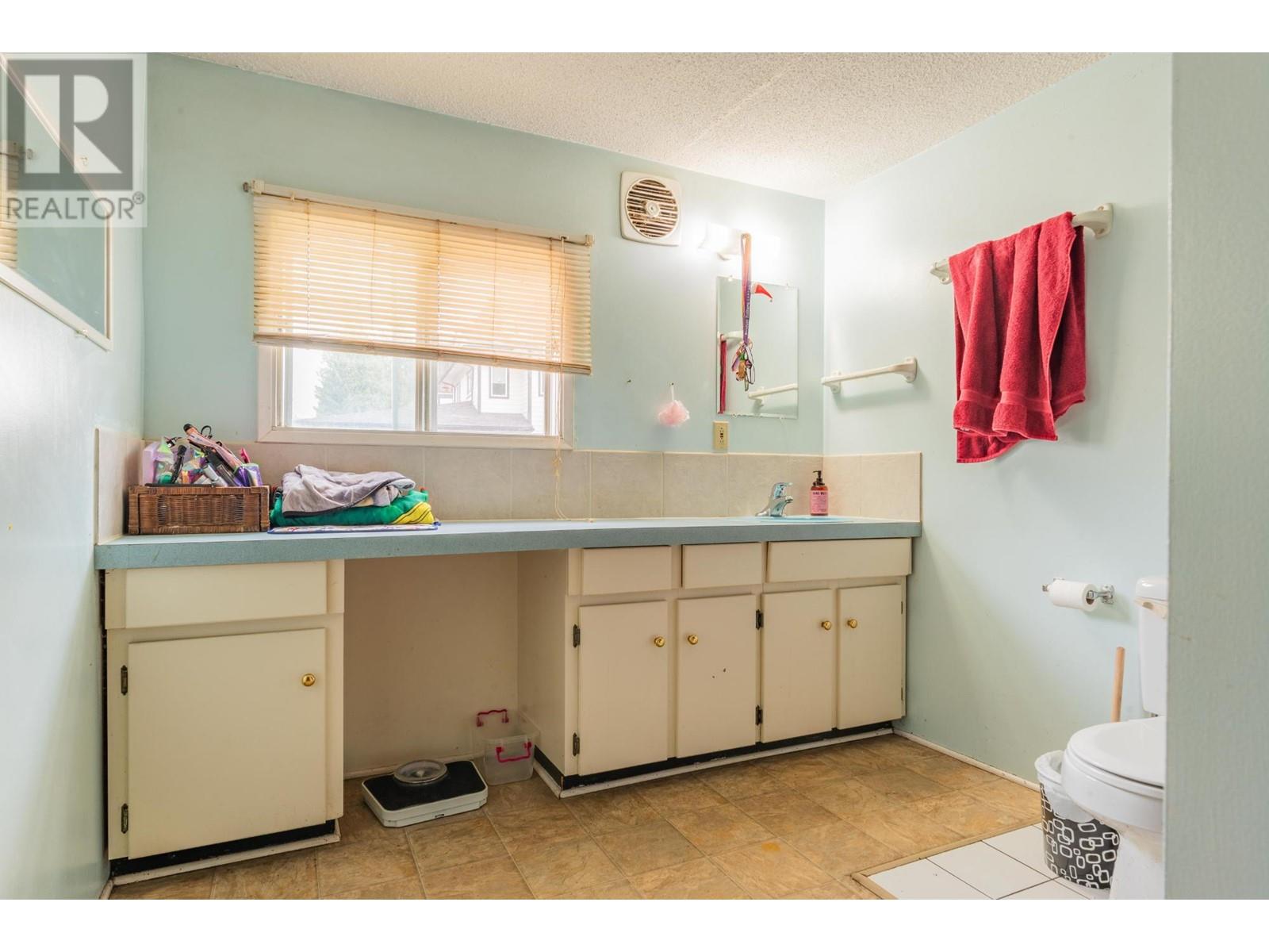  643 11TH Avenue, Castlegar