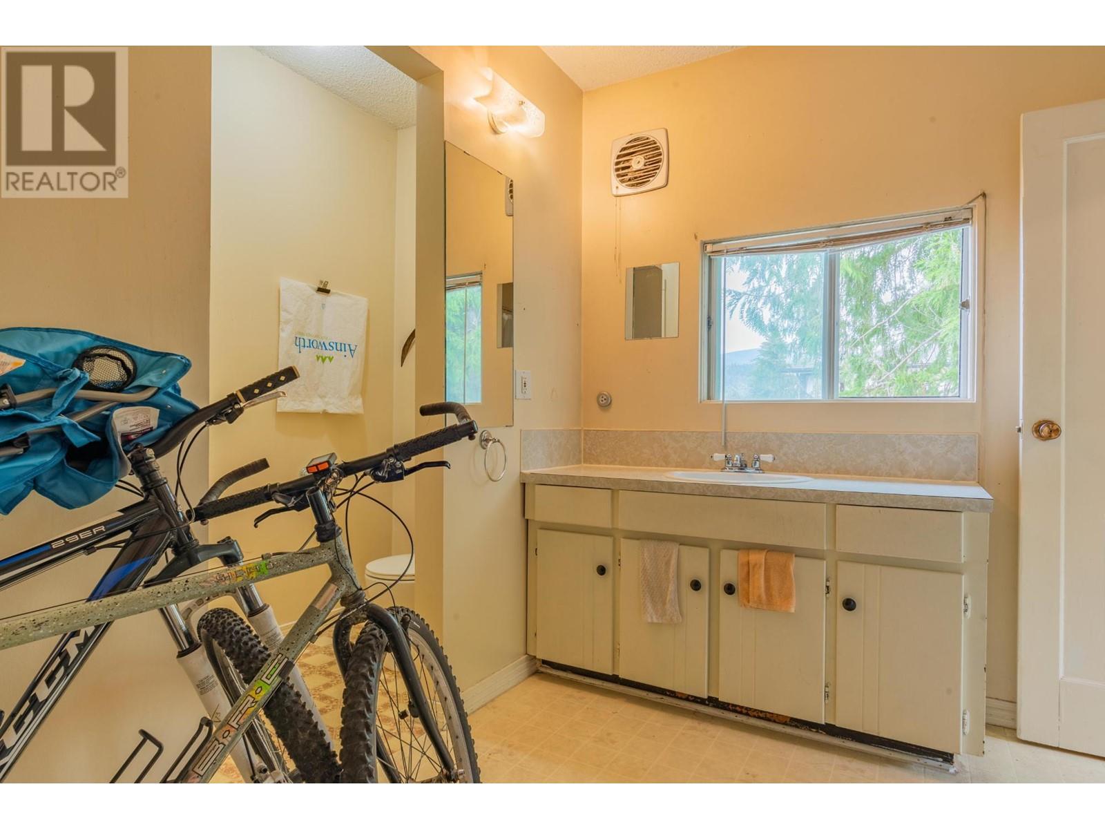  643 11TH Avenue, Castlegar