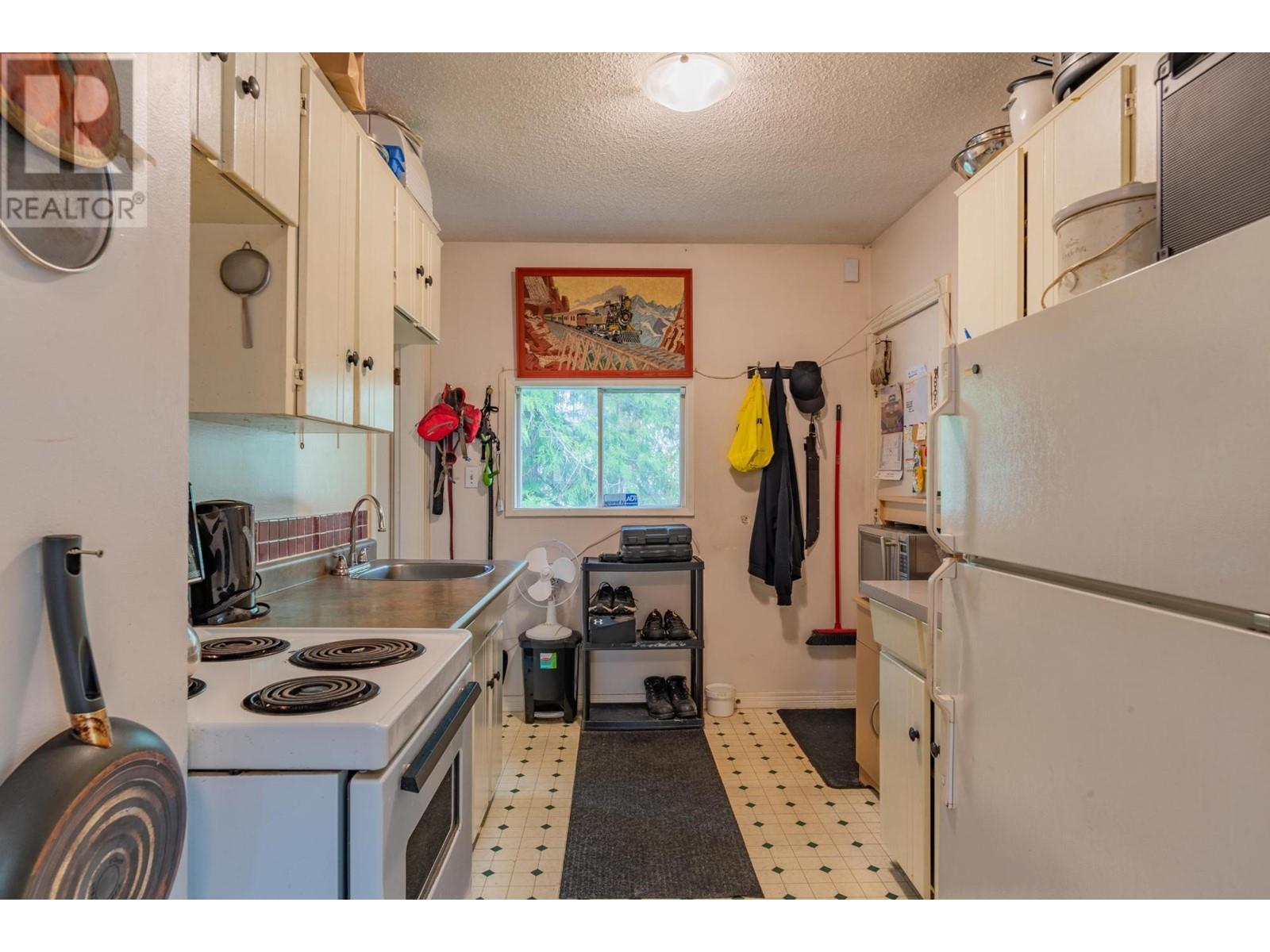  643 11TH Avenue, Castlegar