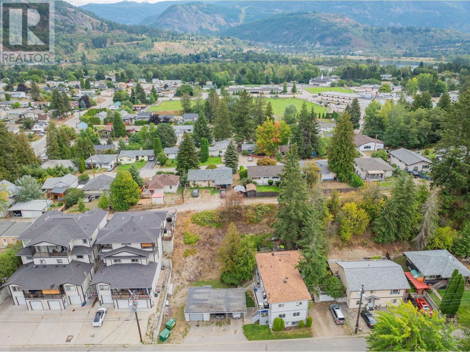  643 11TH Avenue, Castlegar