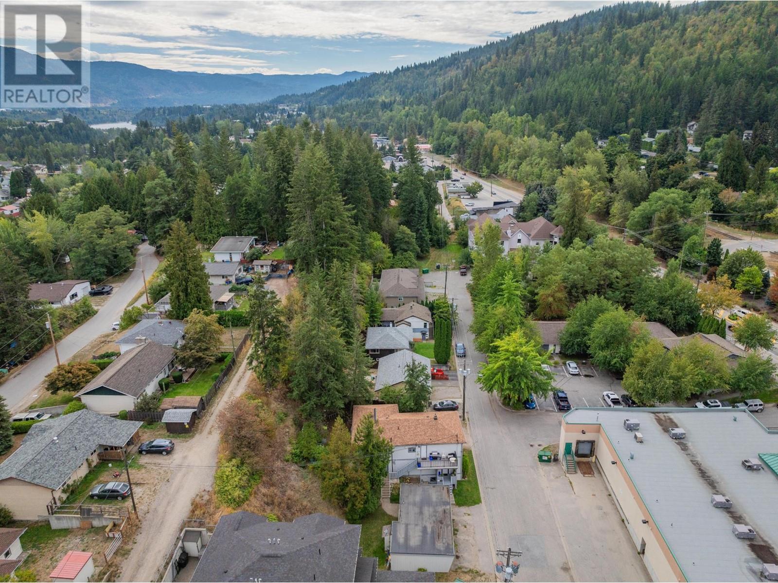  643 11TH Avenue, Castlegar