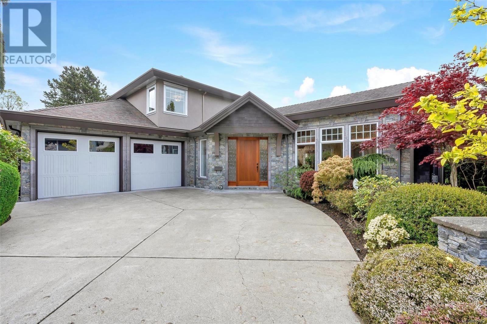 1705 De Sousa Pl, Saanich