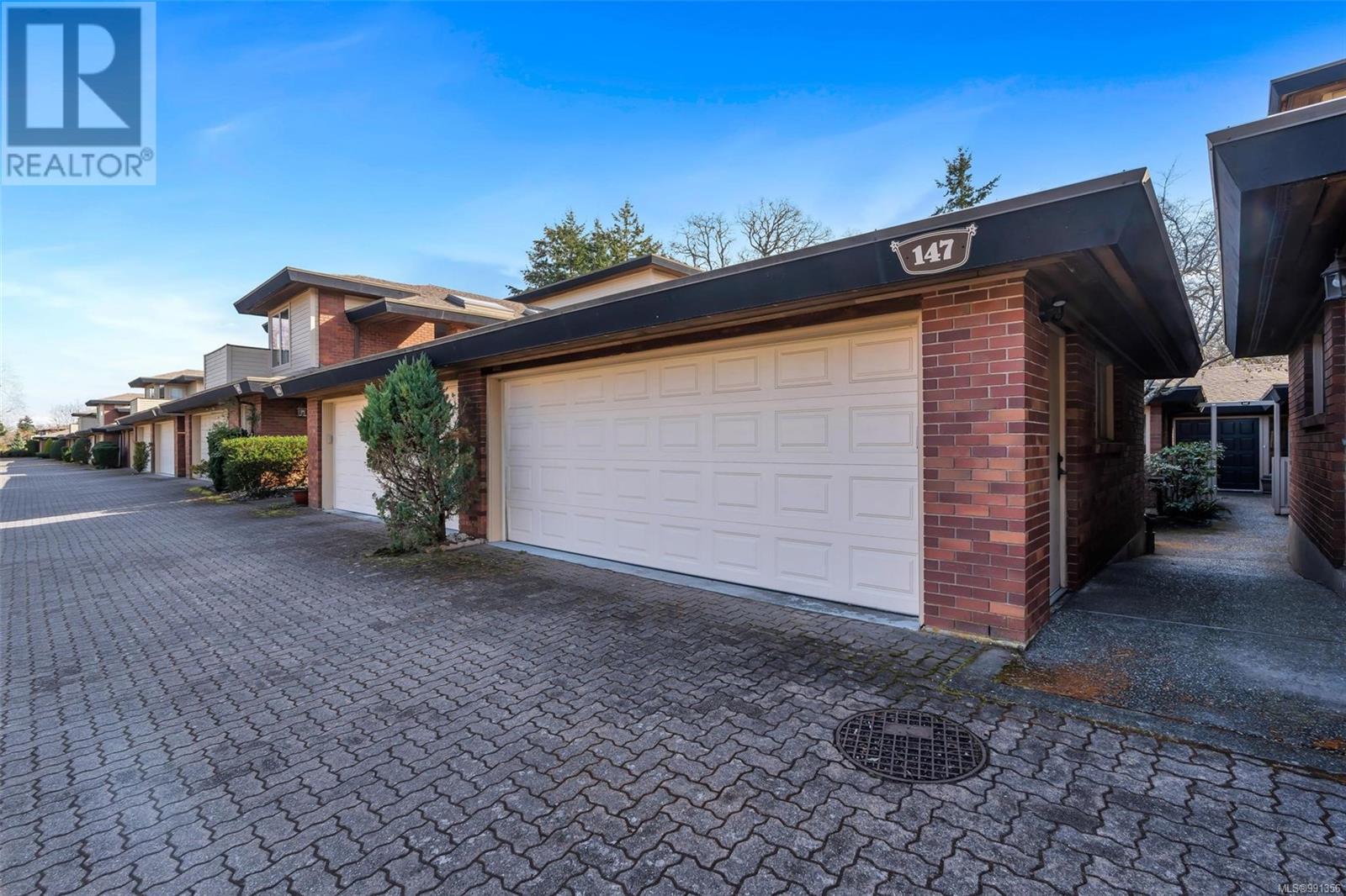 147 2345 Cedar Hill Cross Road, Oak Bay