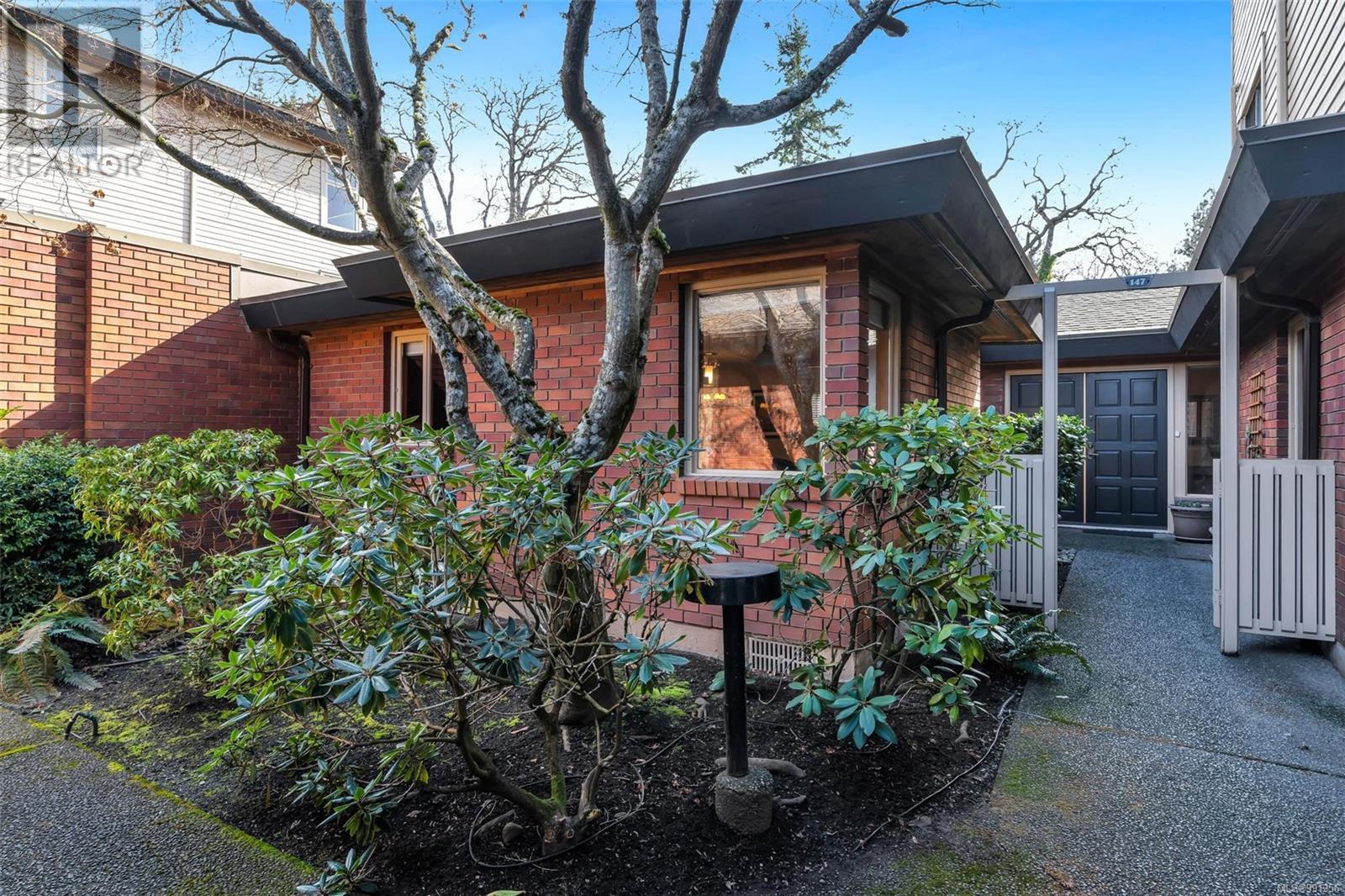 147 2345 Cedar Hill Cross Road, Oak Bay