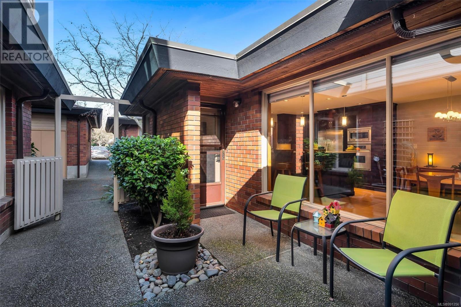 147 2345 Cedar Hill Cross Road, Oak Bay
