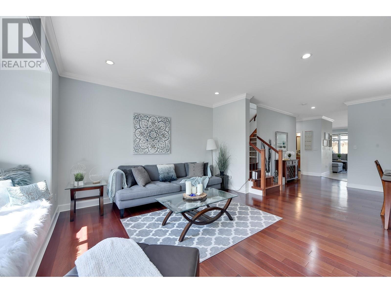 332 E 11TH STREET, North Vancouver