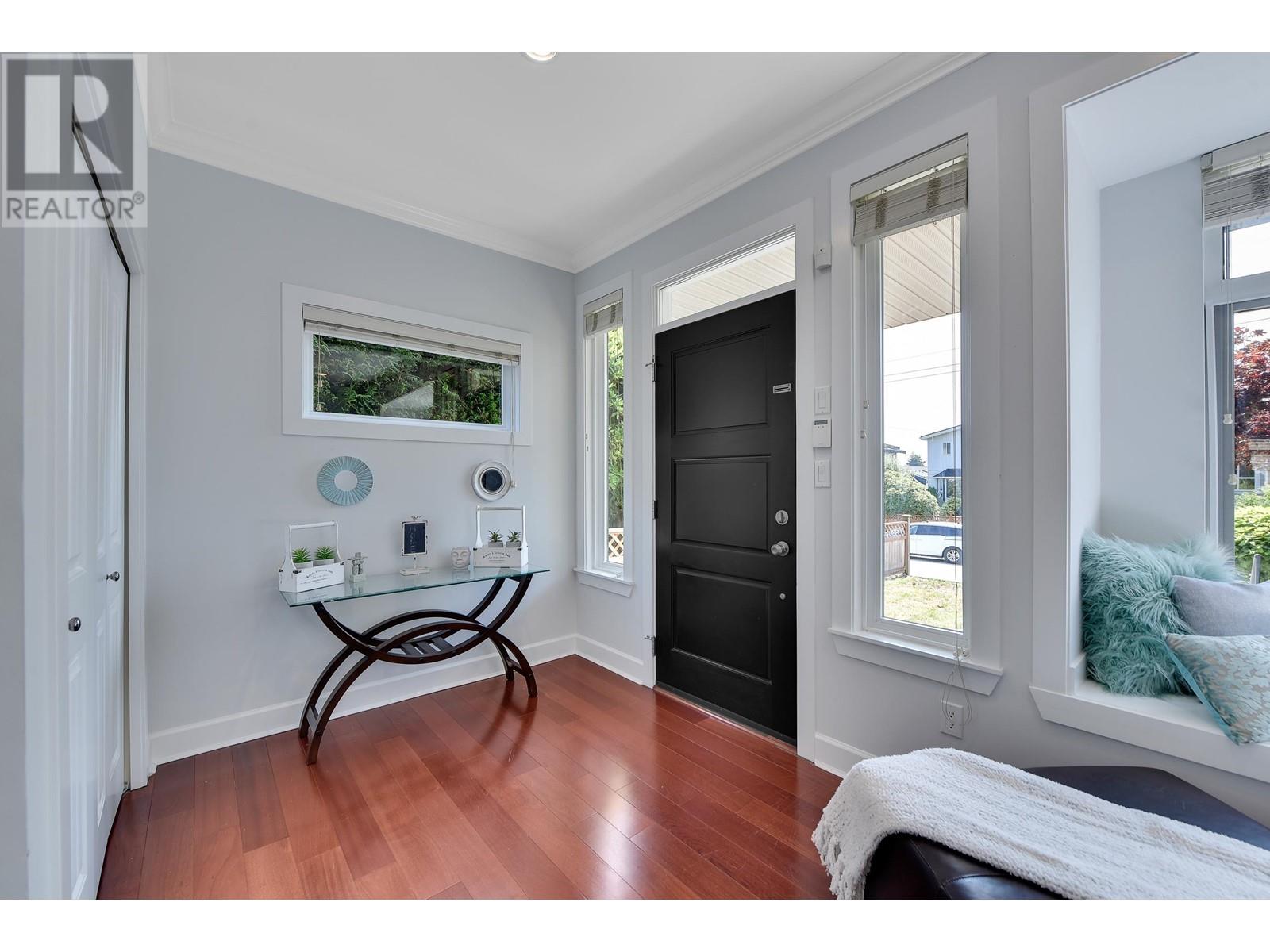 332 E 11TH STREET, North Vancouver