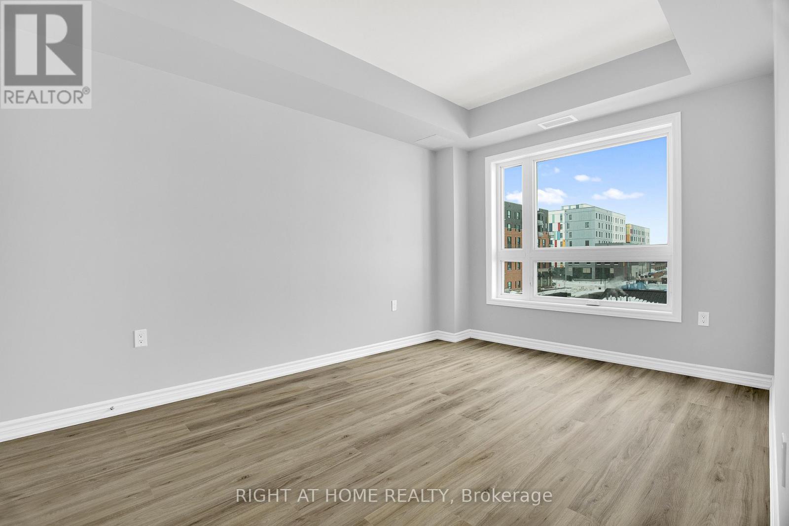 https://ddfcdn.realtor.ca/listing/TS638772403708700000/reb76/highres/2/x12010742_13.jpg