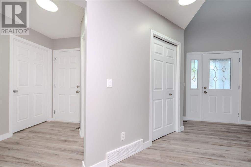Photo 2 of 434 Coopers Drive Sw, Airdrie AB
