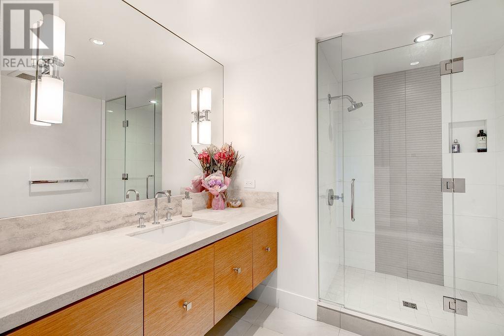 3704 667 HOWE STREET, Vancouver