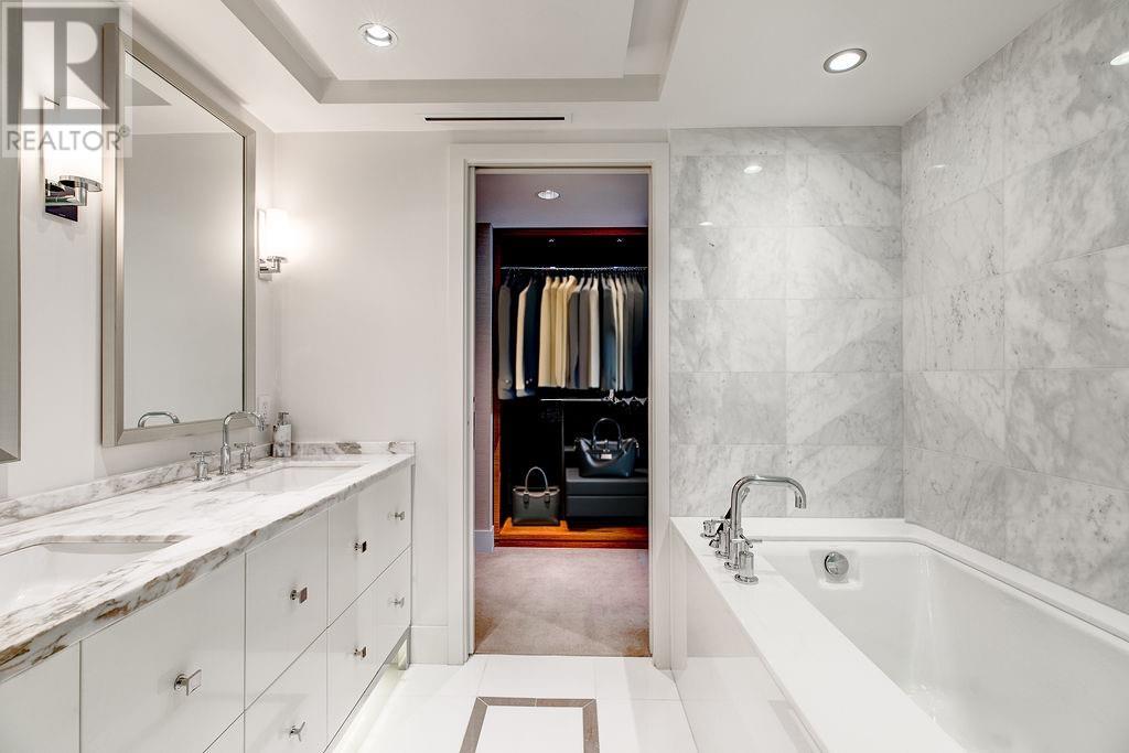 3704 667 HOWE STREET, Vancouver