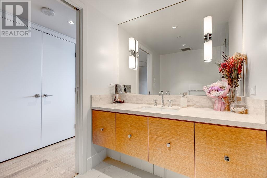 3704 667 HOWE STREET, Vancouver
