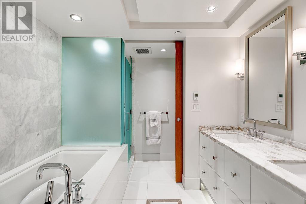 3704 667 HOWE STREET, Vancouver