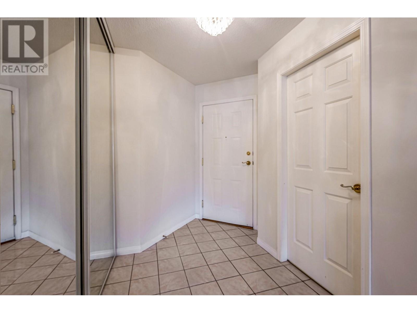 102 1055 Lawrence Avenue, Kelowna