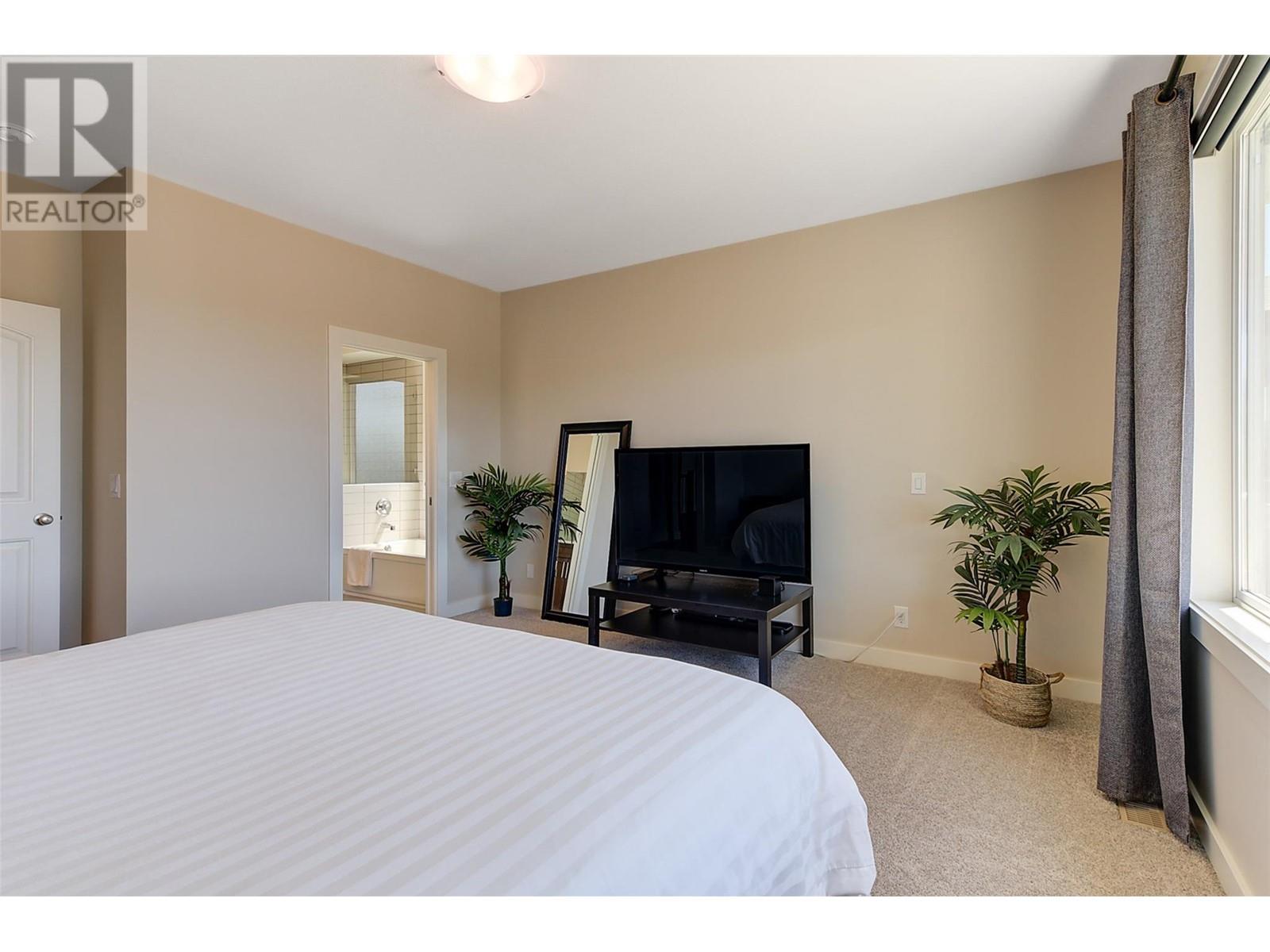 2424 Saddleback Way, West Kelowna