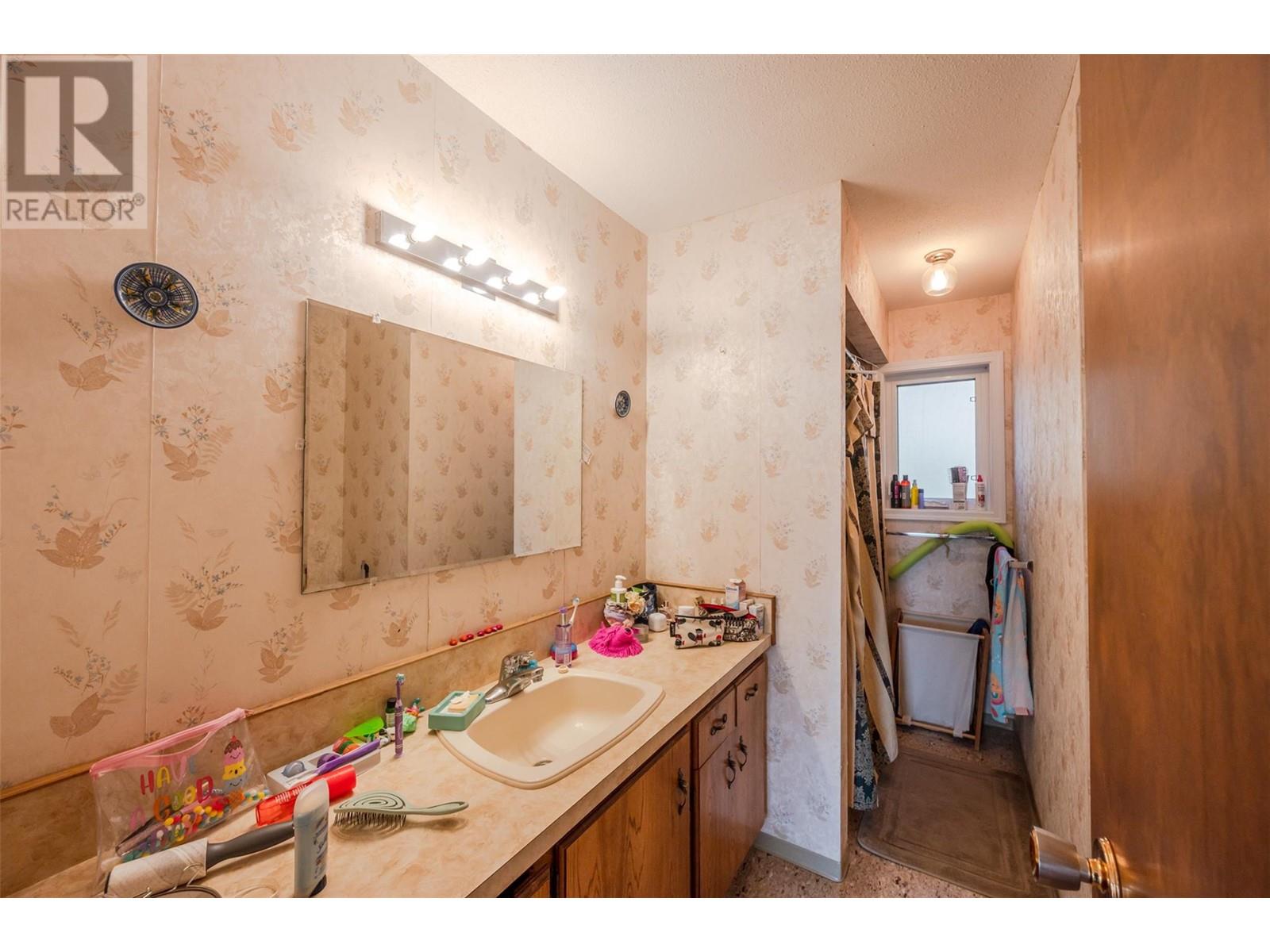  9800 Giants Head Road, Summerland