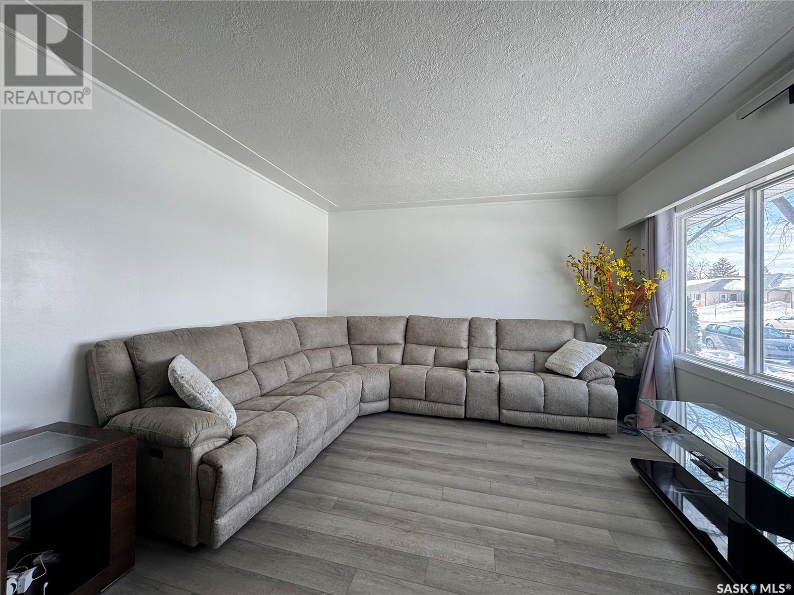 Photo 3 of 1327 Royal Street, Regina SK
