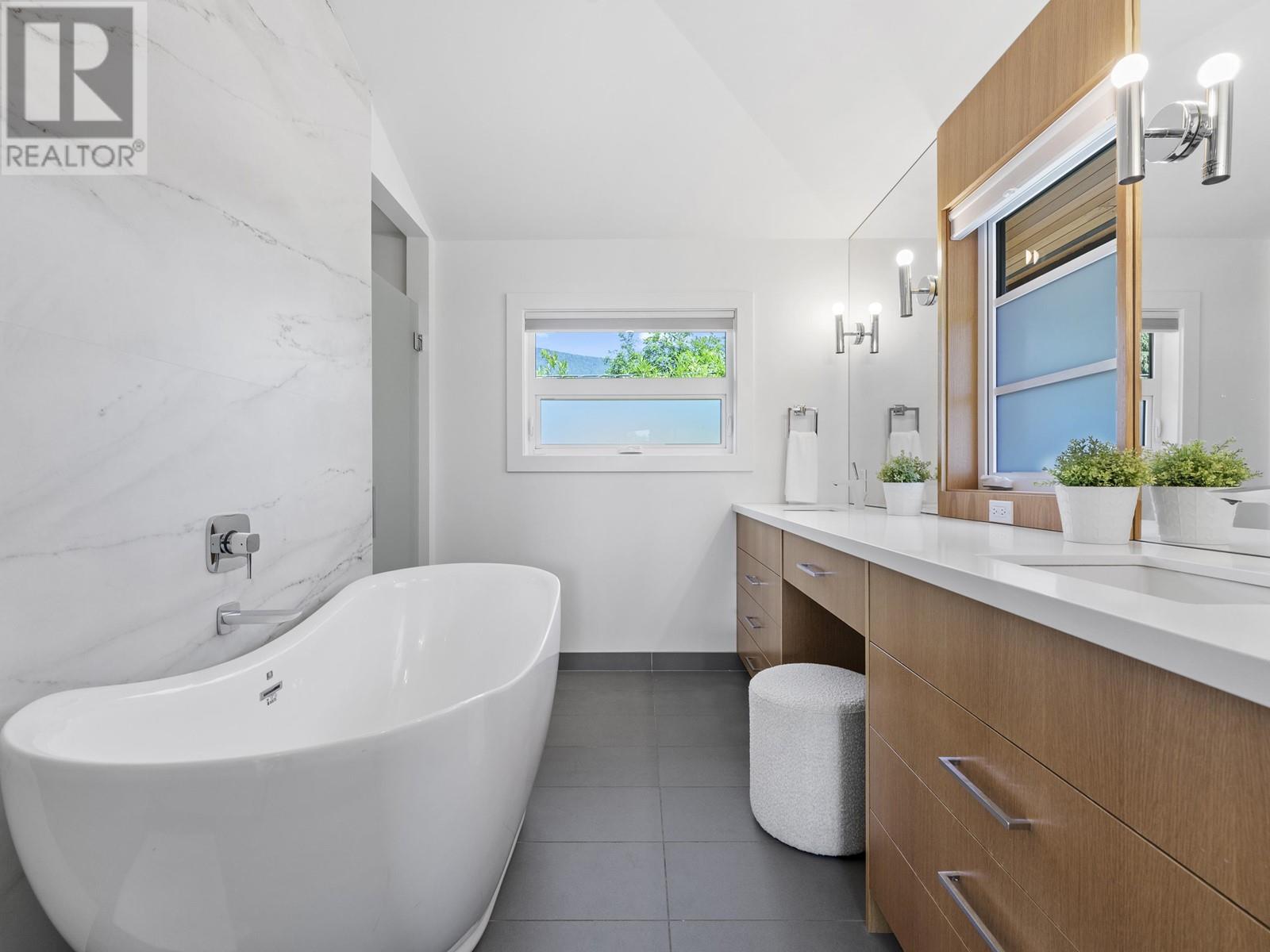 3404 AYR AVENUE, North Vancouver