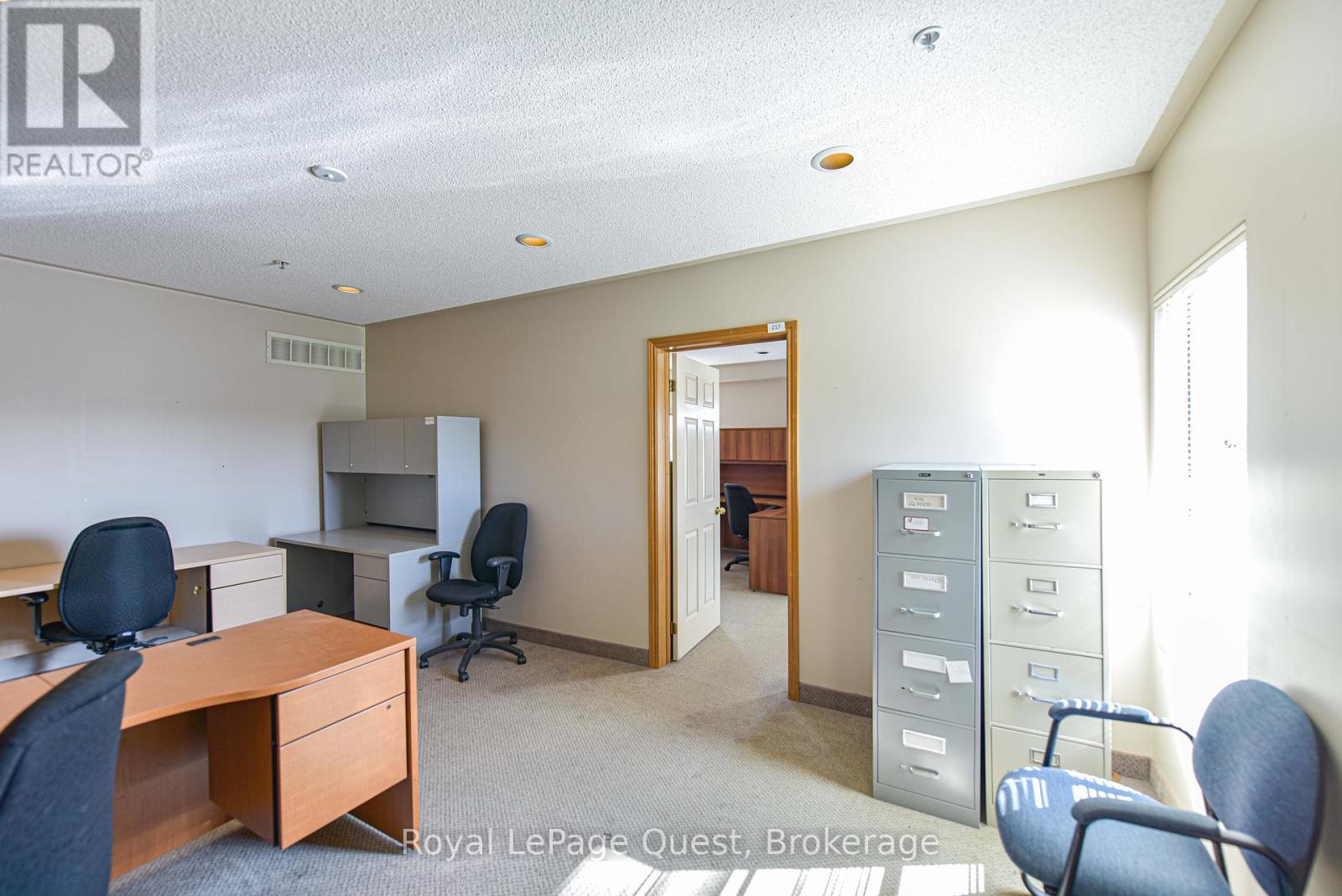 Photo 13 of 94 Colborne Street W, Orillia ON
