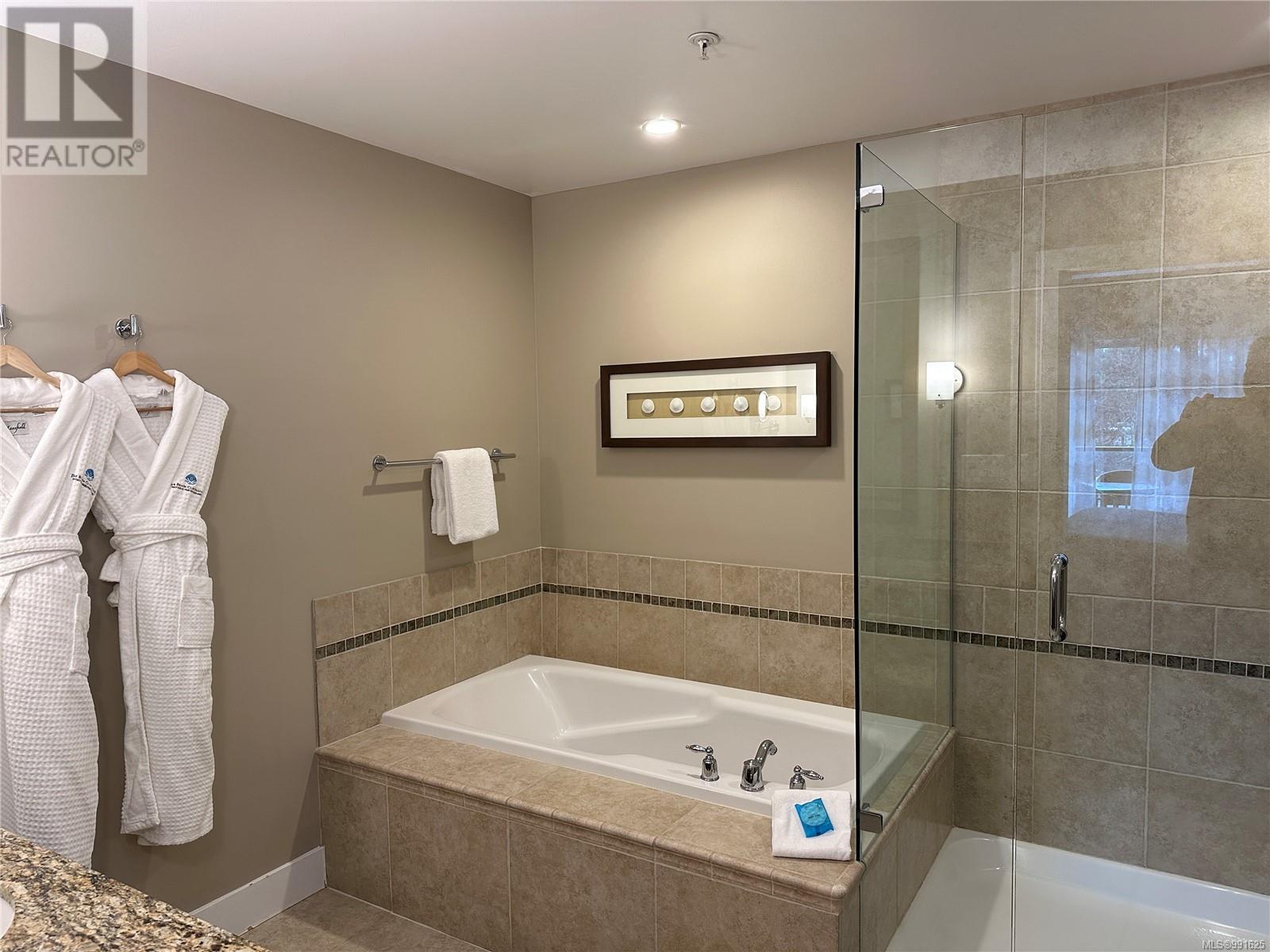 303D 181 Beachside Dr, Parksville real estate listing 991625