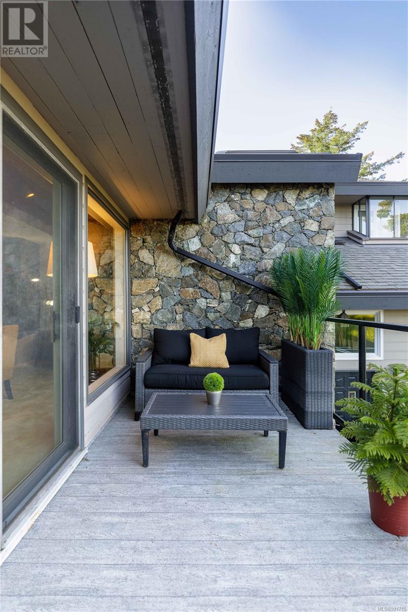 104 2829 Arbutus Road, Saanich