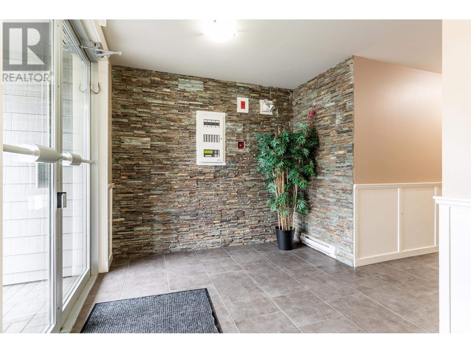 304 22858 LOUGHEED HIGHWAY, Maple Ridge