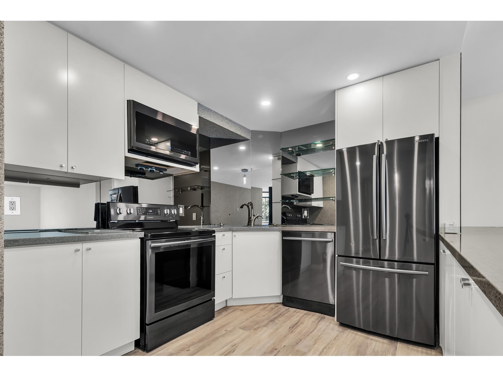 504 1480 FOSTER STREET, White Rock real estate listing R2976179