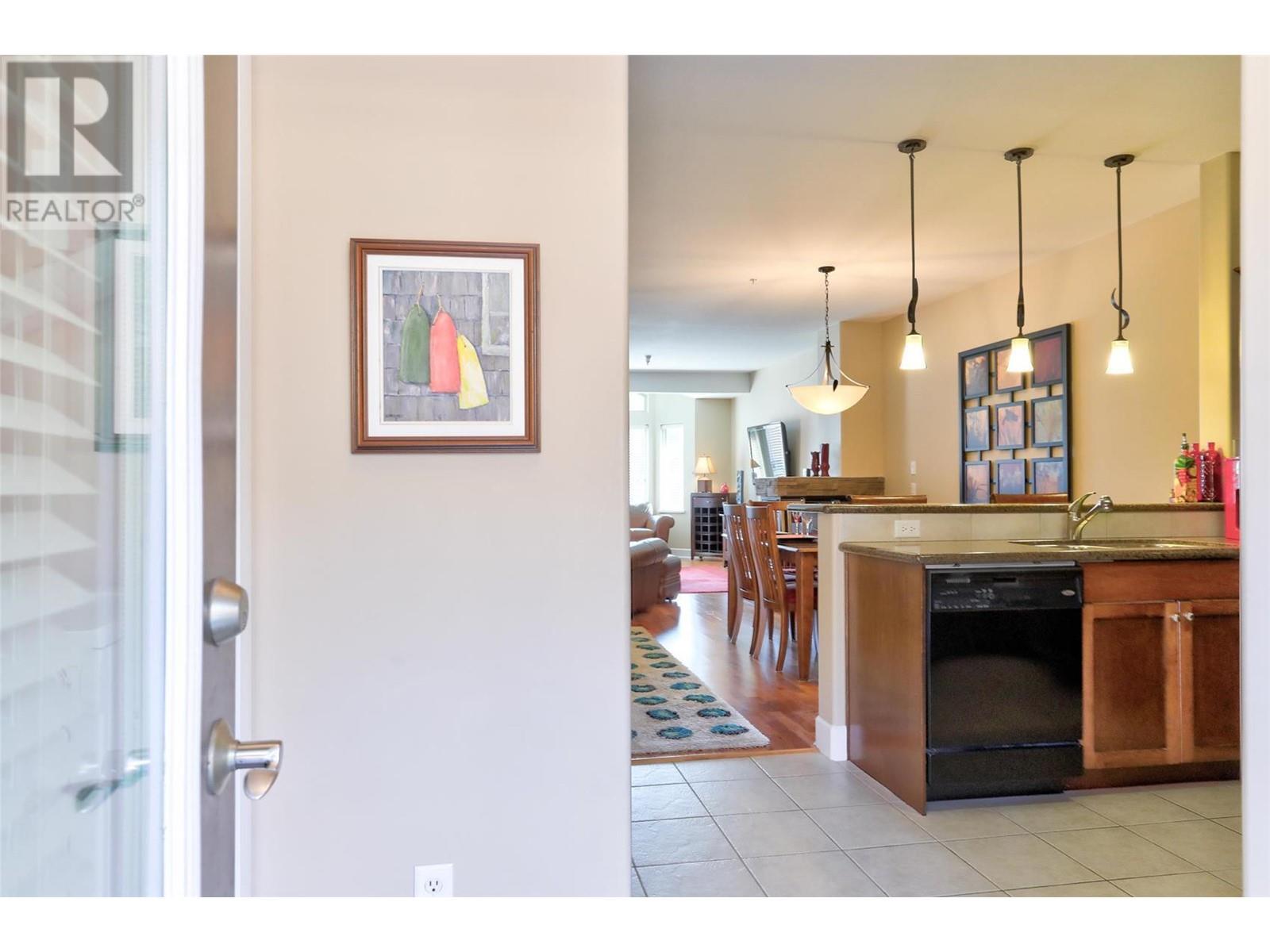 221 3996 Beach Avenue, Peachland