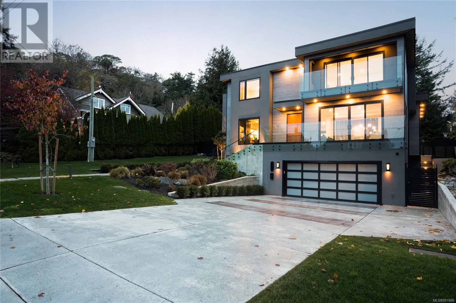  374 Sunset Avenue, Oak Bay