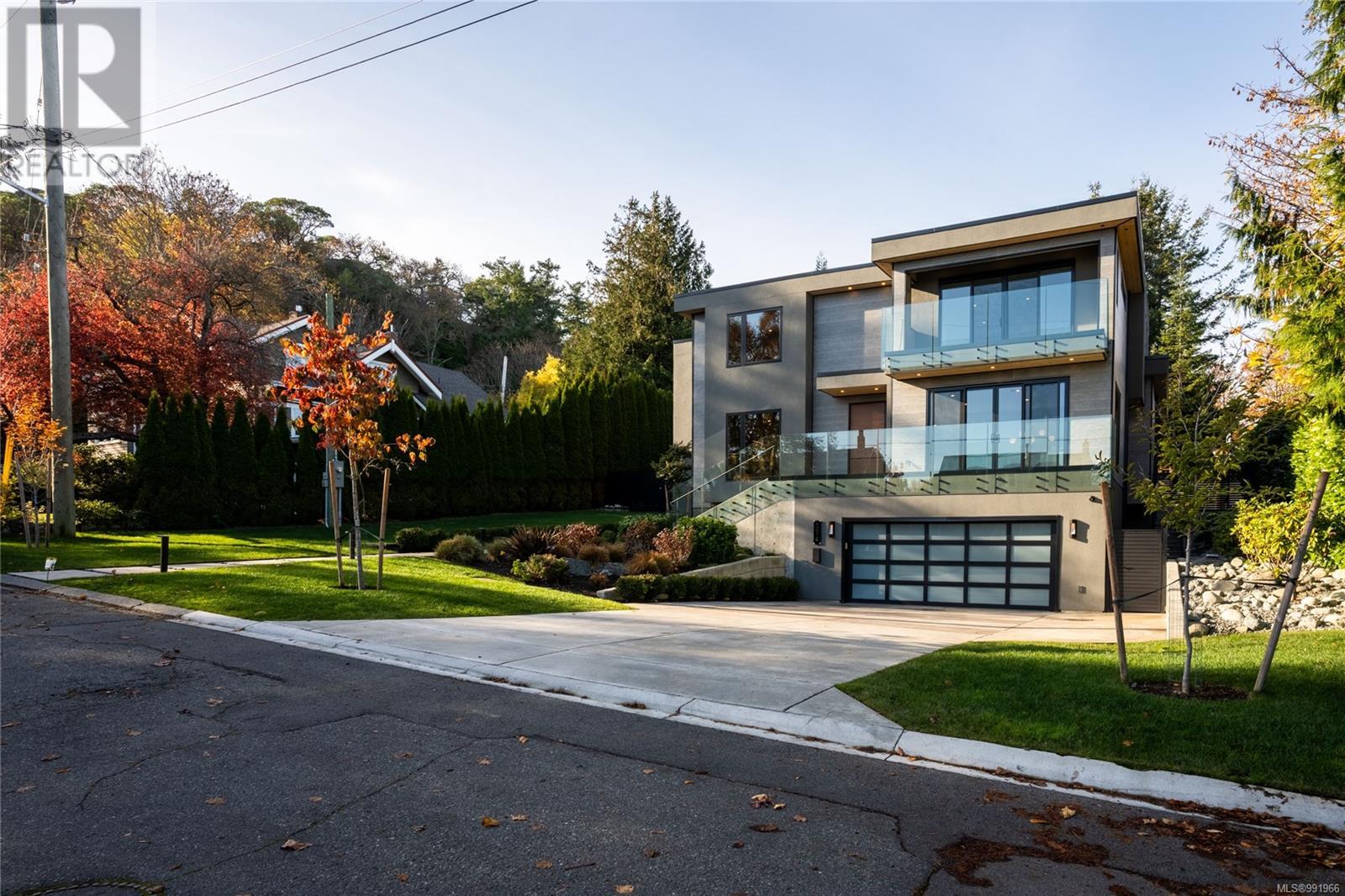  374 Sunset Avenue, Oak Bay