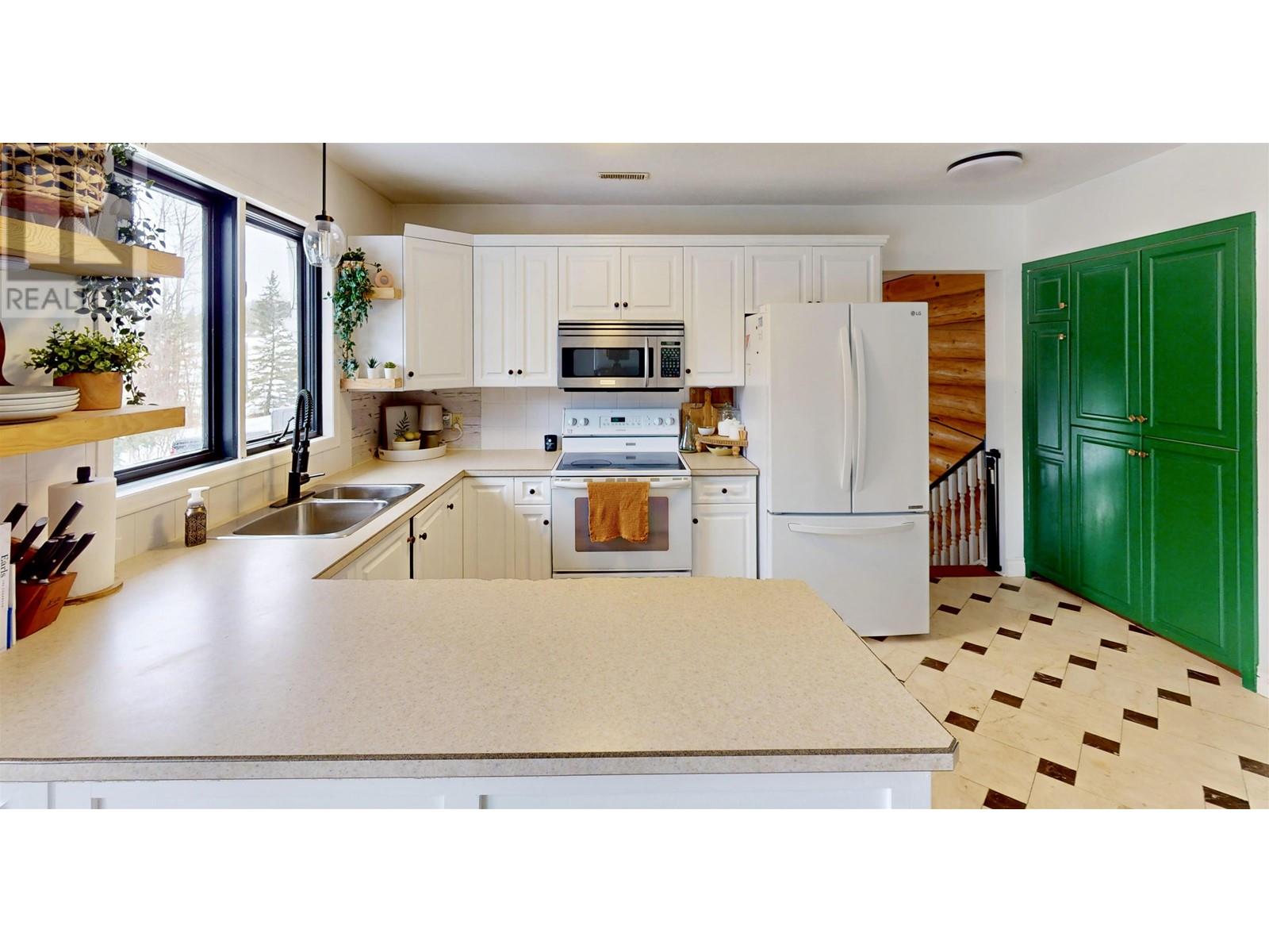 12954 AGNES LANE, Charlie Lake