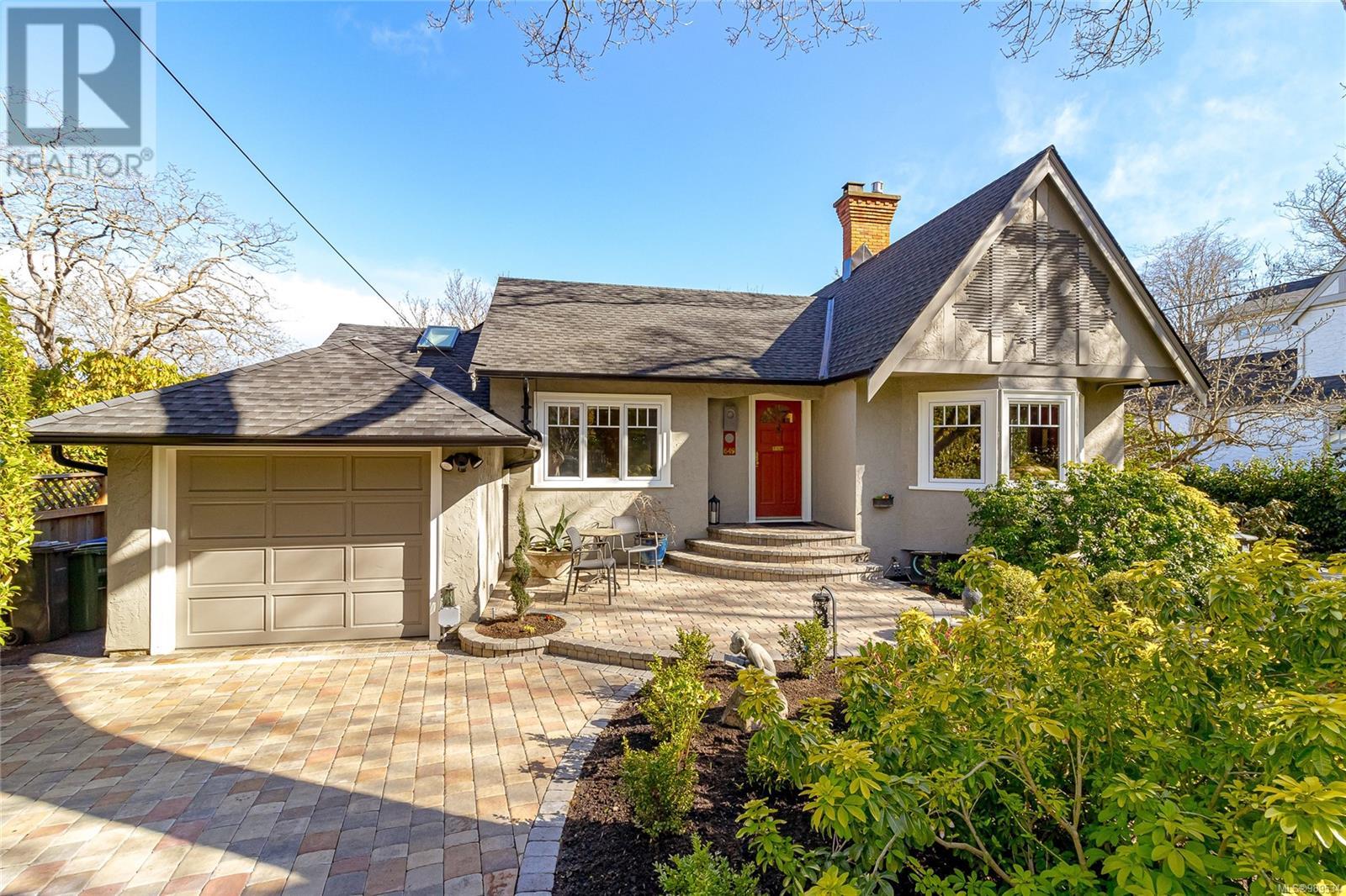  649 Mountjoy Avenue, Oak Bay