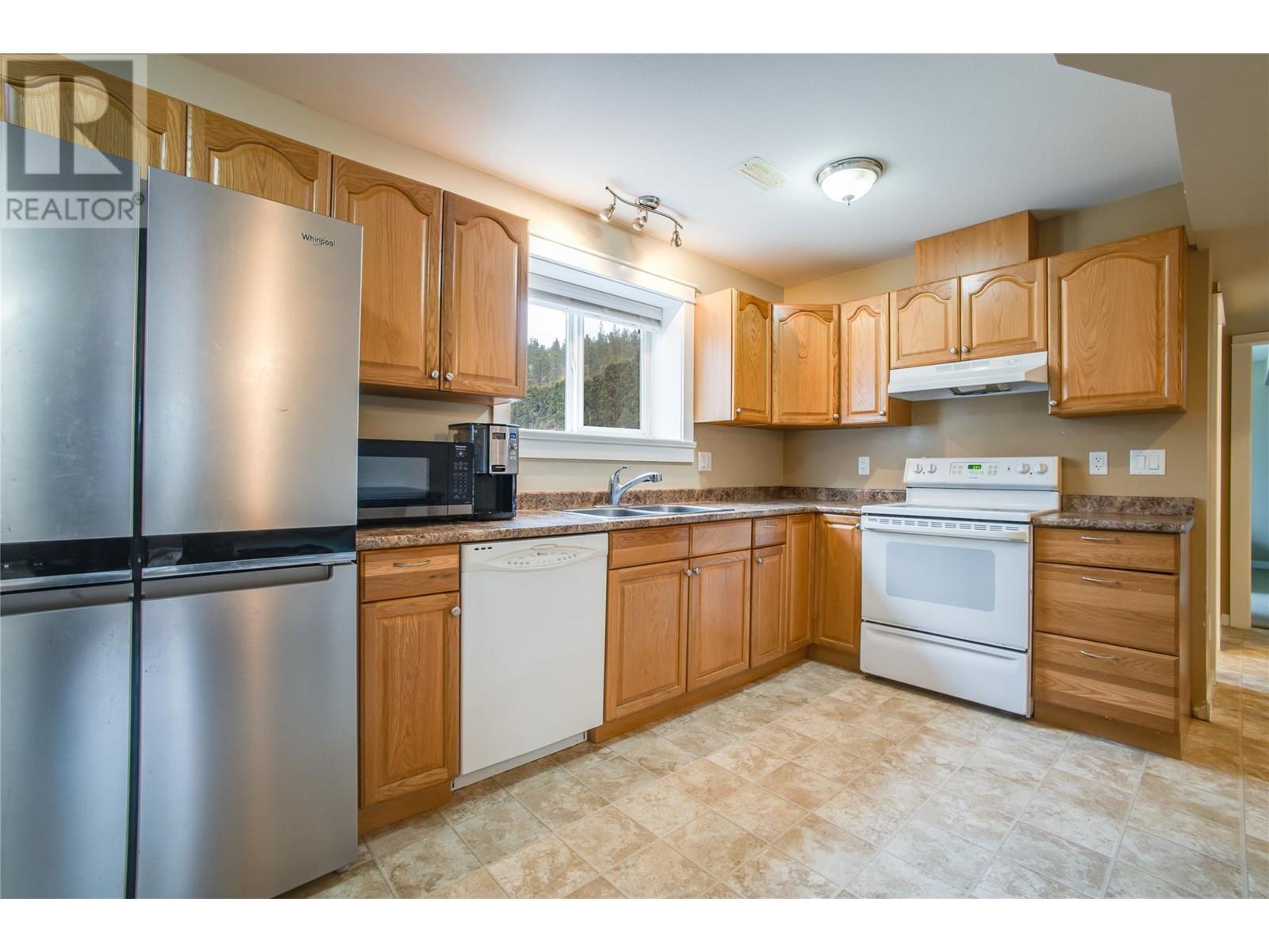 872 Hammer Avenue, Kelowna