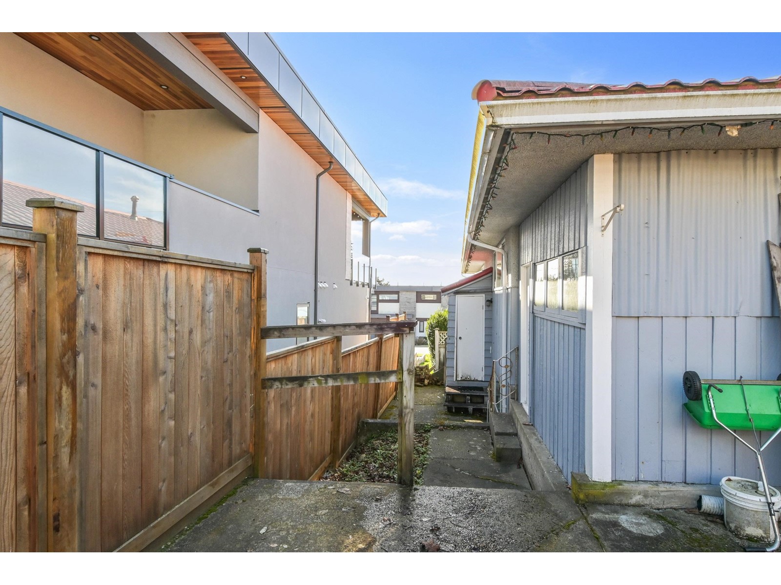 15761 CLIFF AVENUE, White Rock real estate listing R2971613