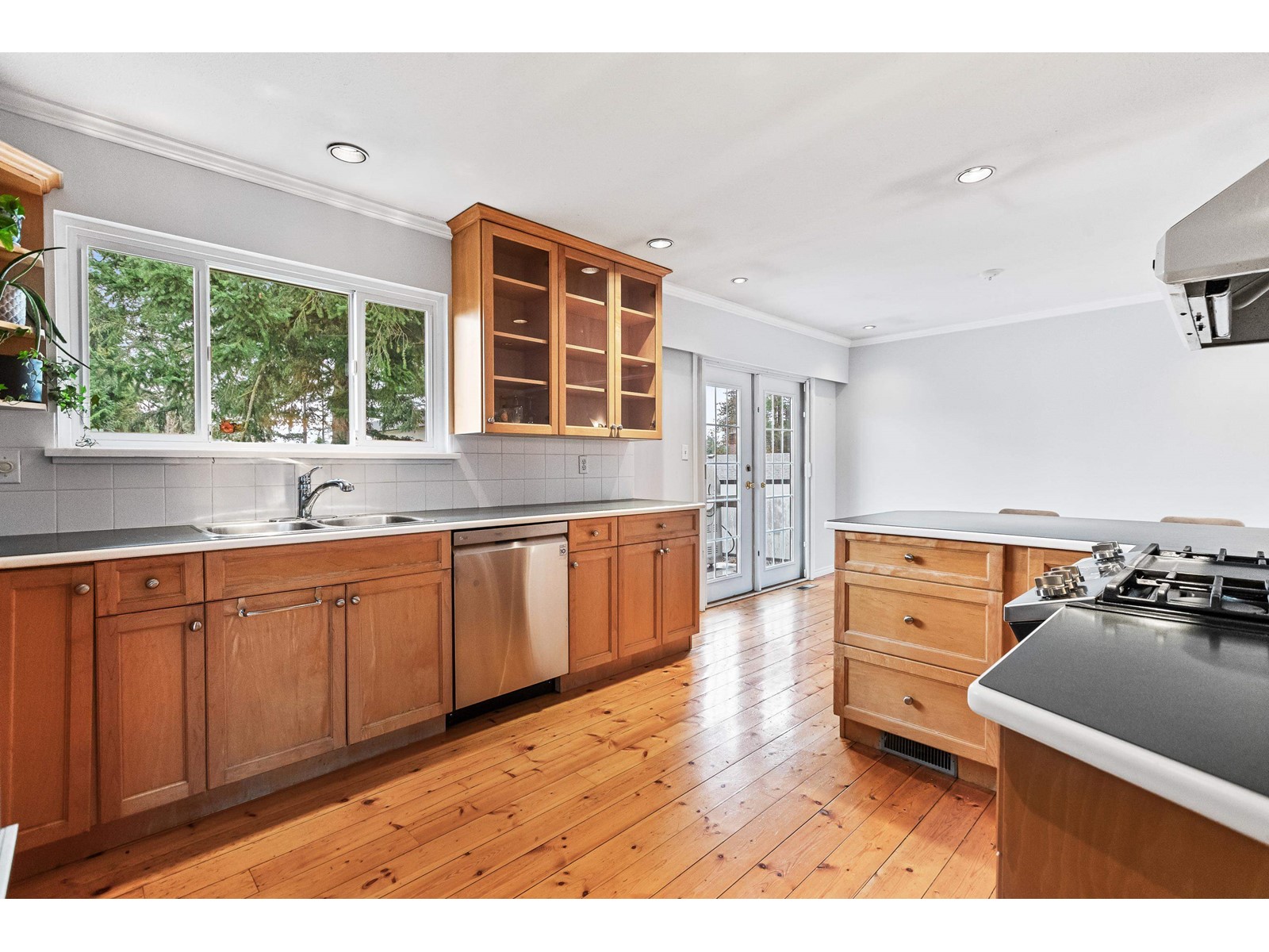 1430 MAPLE STREET, White Rock real estate listing R2977866
