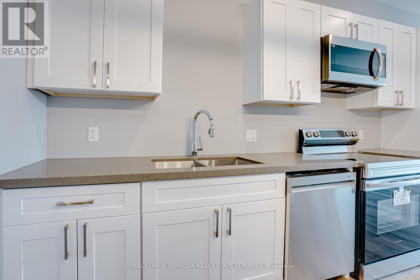 Photo 13 of 39 Kent Street N, Norfolk ON