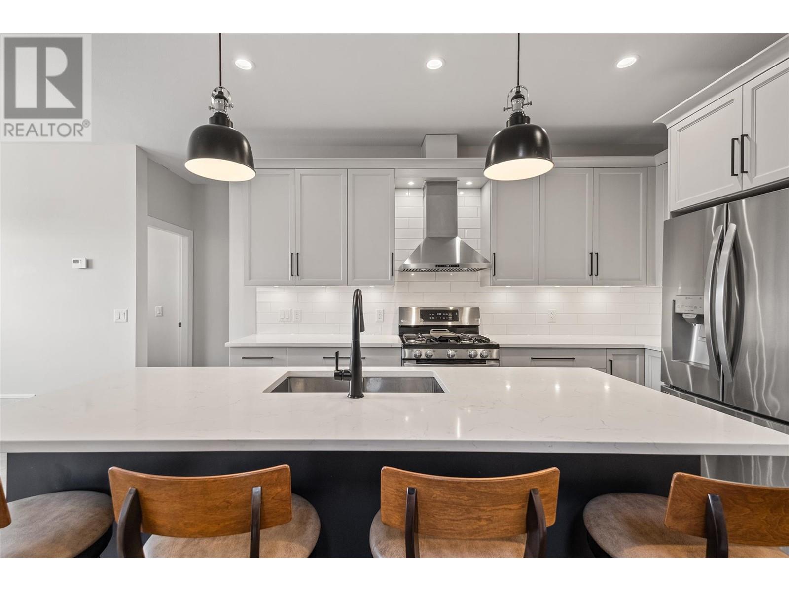 985 Coronation Avenue, Kelowna