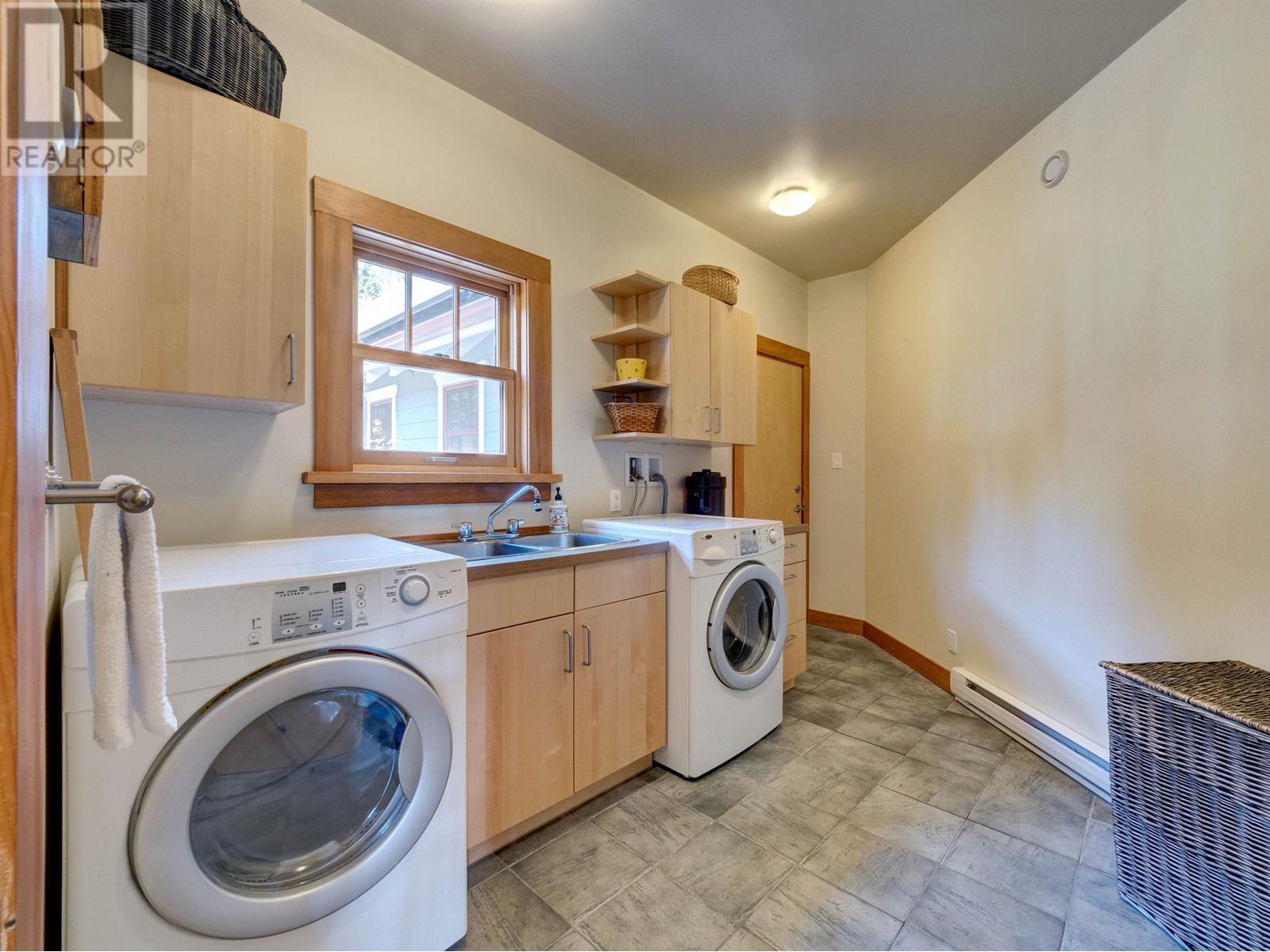 6373 N GALE AVENUE, Sechelt