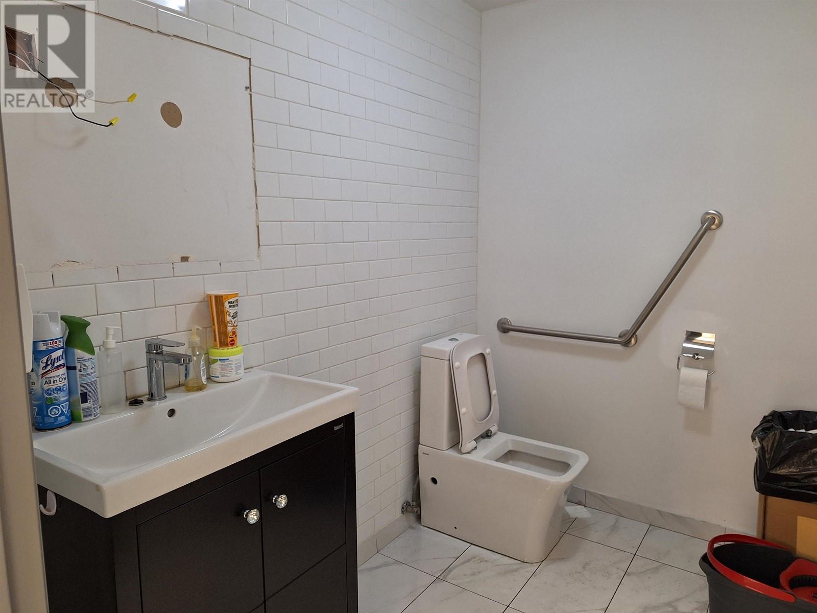 Photo 4 of 10 11 3691 Viking Way, Richmond BC